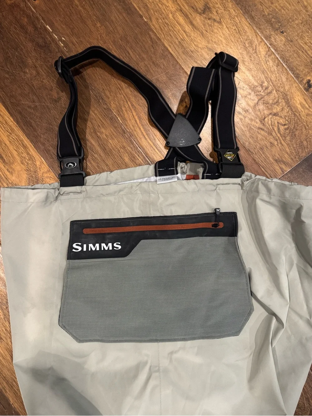 Simms flyfishing Men’s Two-Tone Waders w/ Simms felt bottom Brown leather Boots